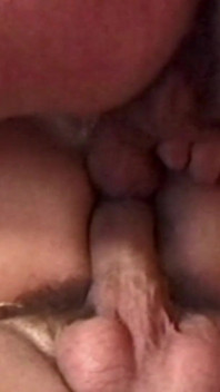 Ta duża dziwka Natasha Kiss bierze 2 duże kutasy w jej tyłek