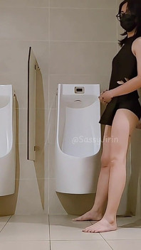 公衆トイレでディルドに乗る