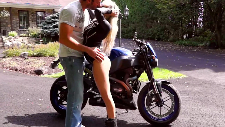 Pegasus amateurs only: Outdoor Ride! Blonde Slut Gets Stuffed!