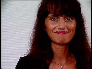 Lucky Cooch: İç çamaşırlı esmer kadın yarak emiyor ve ağzına boşaltıyor