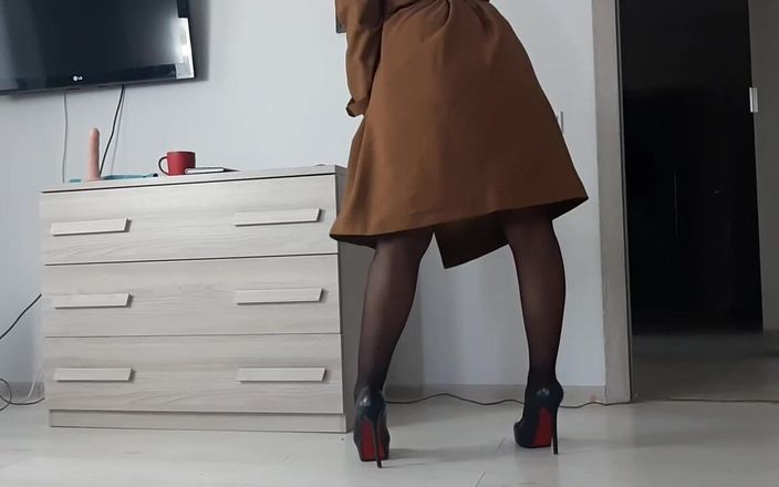 Hot Wife Nikole: ऊँची एड़ी के जूते पहनी सीमलेस चड्डी पहनी पतली साँवली बहकाती है.