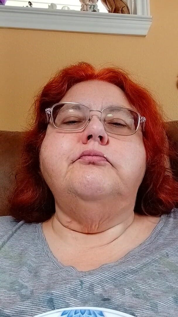 BBW nurse Vicki adventures with friends: Een Bolo-broodje eten voor het dikke meisje dat fans beft!