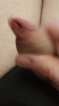 Sissygasm au clito flasque dans une culotte vierge