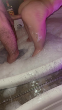 Inget bättre än att bli knullad i en bubbelpool efter en lång vecka på jobbet
