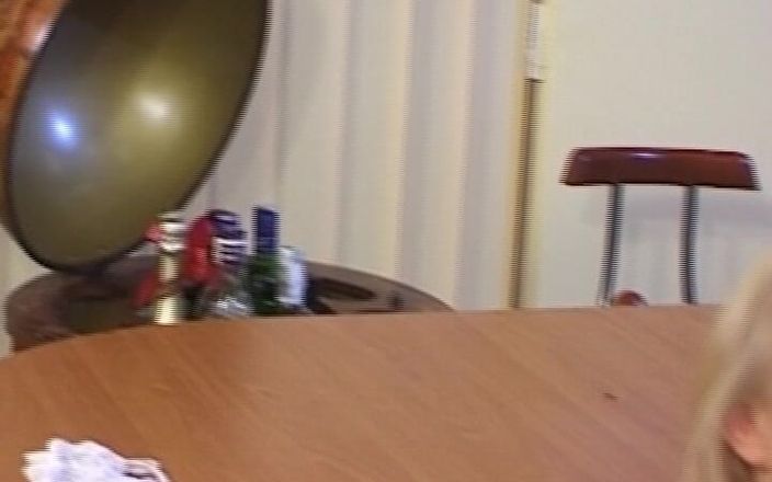 German's MILF: Minyon Alman bayan sıkı götünü sikiyor