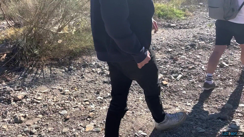 Lust for boys: 疯狂鸡巴的男孩在户外被缠身 - 第1部分