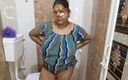 Sexy Indian babe: 漂亮性感的妈妈在浴室里自慰并撒尿。