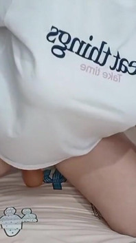 Cewek ini lagi asik ngentot dildo dengan kaos putih
