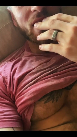 Leo Bayne: आदमी। मुझे अभी अपने प्यारे शरीर की पूजा करने के लिए किसी के चेहरे की जरूरत है