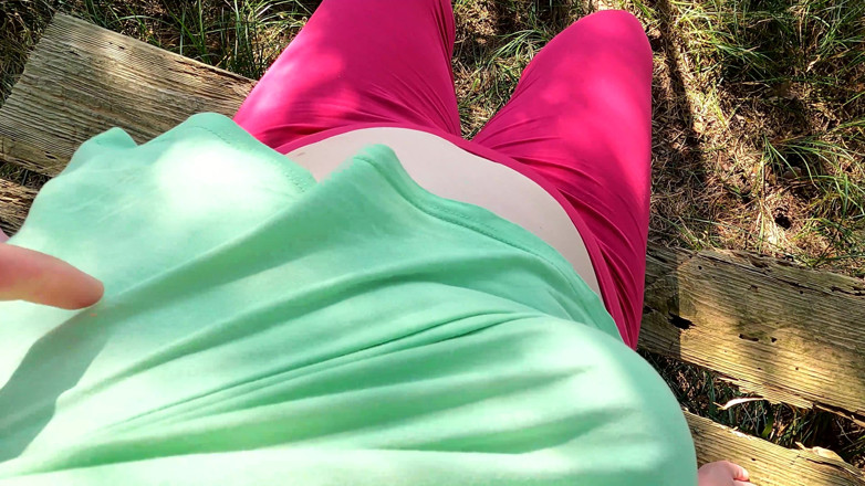 Bouncy Tits Action: Assieds-toi sur le banc que je veux te battre les...