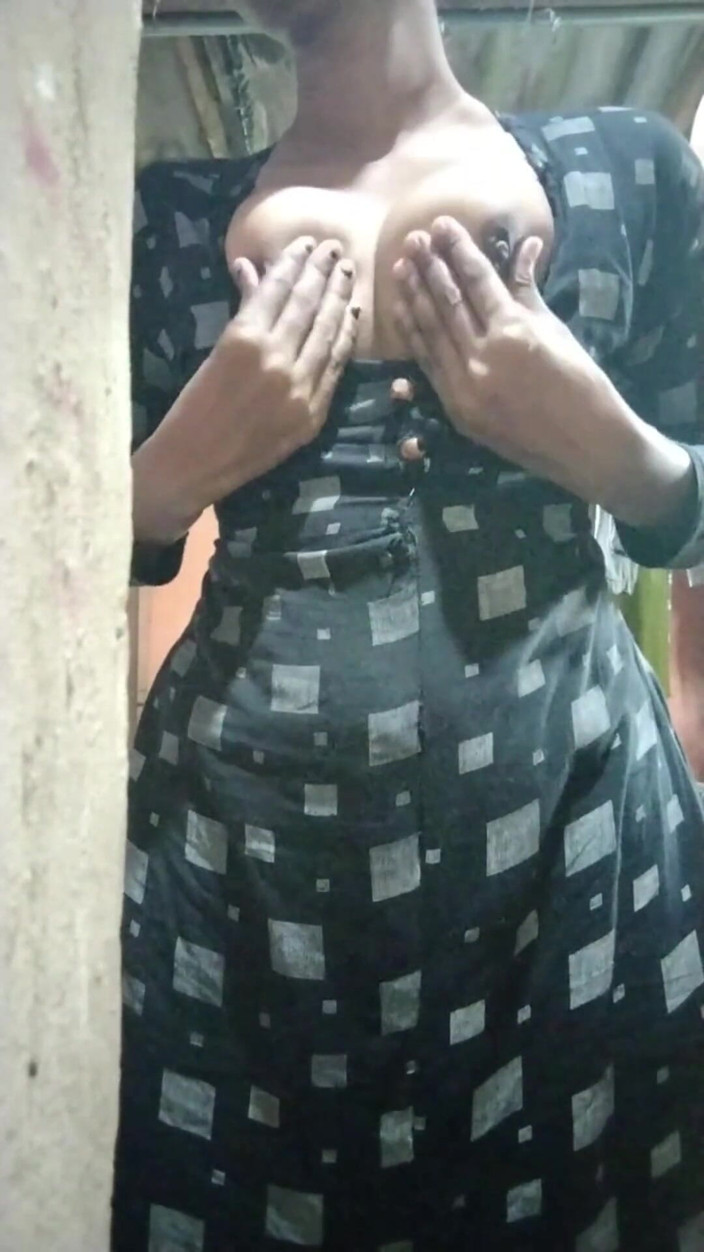 thick_mallu: Adik tiri Malayali melancap menjolok pada pantat besar pepek