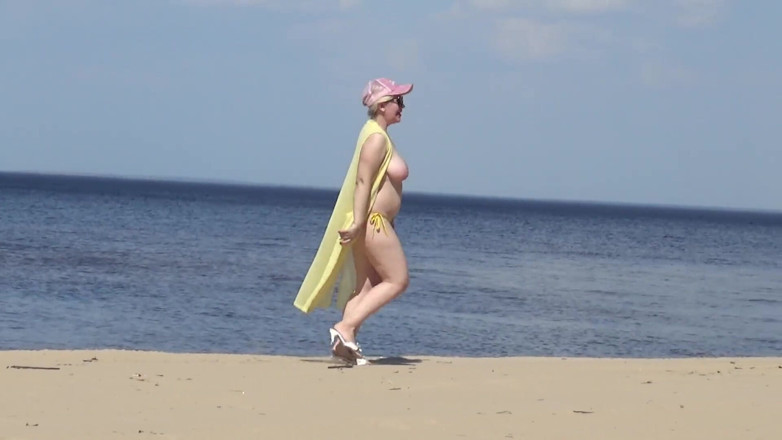 RedRoseRus: Mujer Jugosa Caminando Desnuda En La Playa