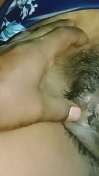 Bihar tr Xhtad il cognato ji apne sali ko letto Me Raat Bhar pela. La casalinga desi mette quella del marito nel suo cazzeto.