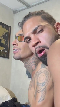 문신을 한 Cholo 라틴 스터드 맨백과 섹스하는 Papi Alencar