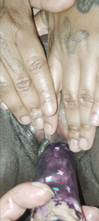 Acariciando sua buceta com o vibrador!