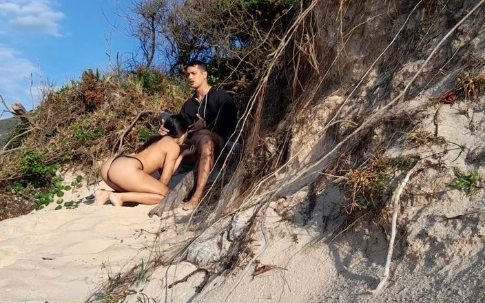 Couplebeach1: Boleh nyepong kontolmu nggak? Bergabunglah denganku
