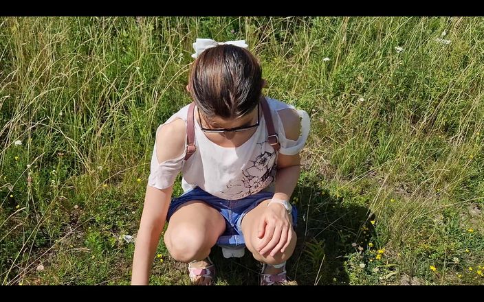 Grustina nectaria [deactivated]: Fare pipì nella natura