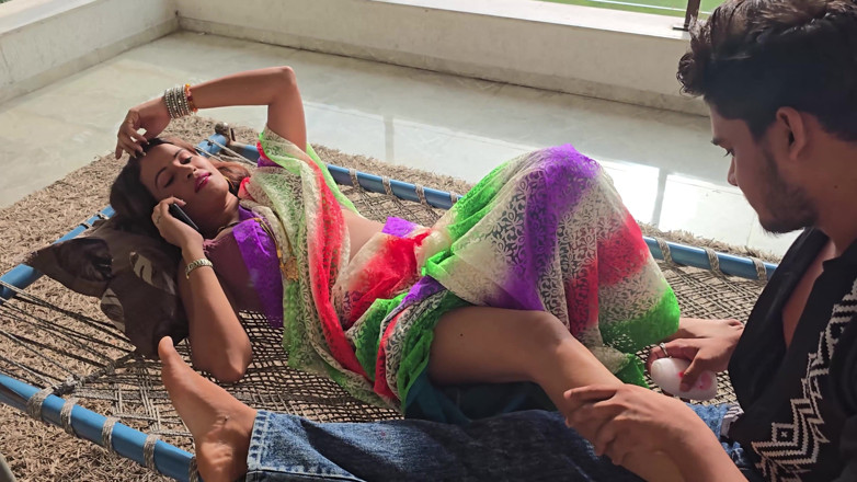 Madhu bhabhi 69: 夫と浮気し、マッサージボーイとセックスするインド人妻