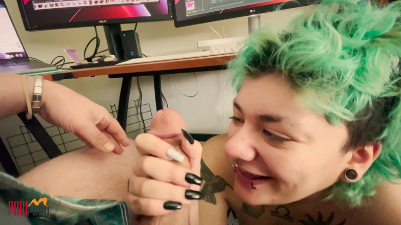 PNW Porn: 아빠가 일하는 동안 자지를 삼키는 거대한 부하