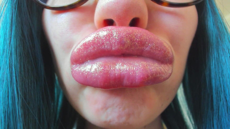 Rarible Diamond: Glänzende lippen in nahaufnahme pouting