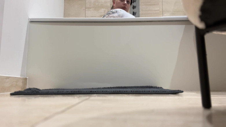 Miss Valentina: Погладьте мій використаний рушник