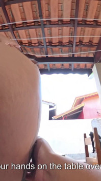 Repórter se despe depois de ser pego invadindo uma casa.