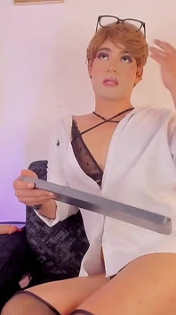 Femboy Ken pantat gemuk solo melantun dalam ereksi perlahan