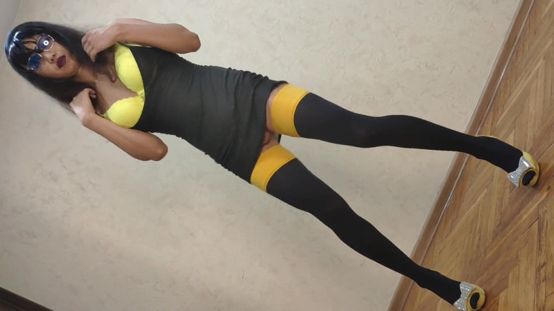 Ponny Letany: Sissy ponyboy i gul klänning och höga klackar som dansar...