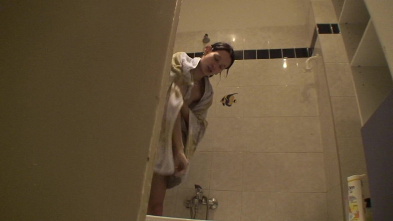Slutty Teenies: Sexy brunette tiener neemt een douche