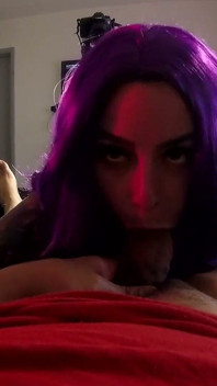 Eu esmago a sexy Stella Mae com uma bunda tatuada em peruca roxa