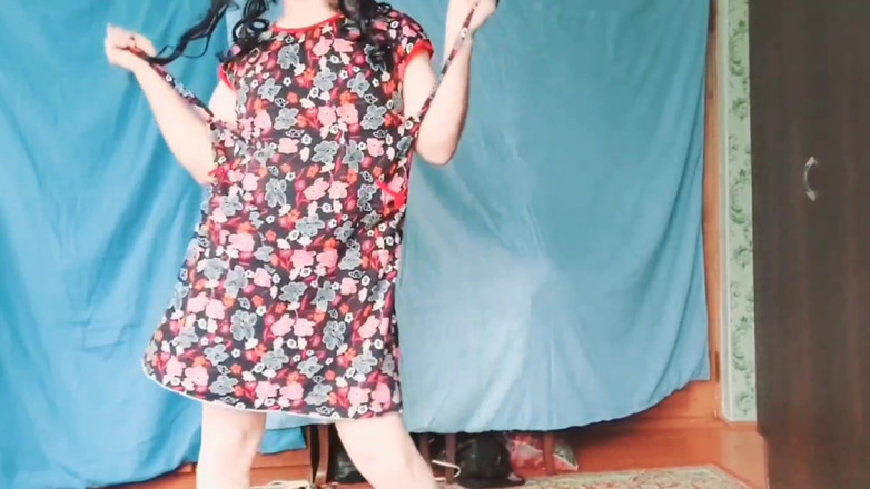 Kitty_Cross: スポットライトの下でキラキラした唇を見せる美しいシシー