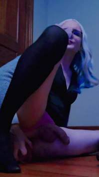 O curvă drăguță efeminată ejaculează călărind un vibrator imens - Chloe Cox