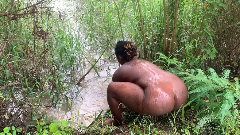 African Beauties: Isabelle et ses amis nues à l’étang