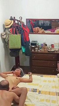 Swingersamateur40 otelde kocasını sevgilisiyle aldatıyor. Ona spada olduğunu söylüyor.