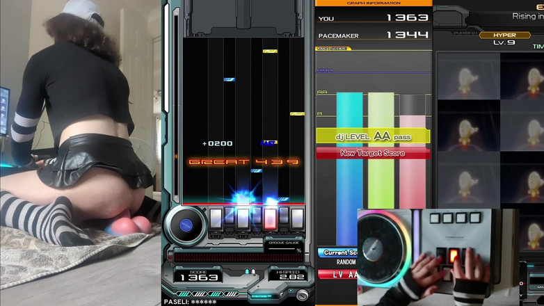 Rainbow Femboy: Femboy Raine berijdt speelgoed tijdens het spelen van Beatmania Iidx