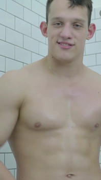 Мускулистый паренек дрочит столь необходимую порцию спермы в ванной