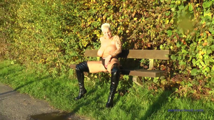 Porno Cloud: Vanessas outdoor presentation