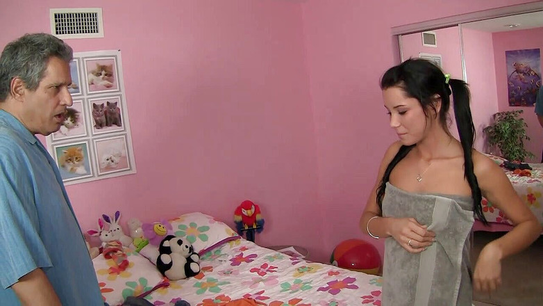 OLD X: Dia seumuran kakekku, tapi aku suka dientot sama dia