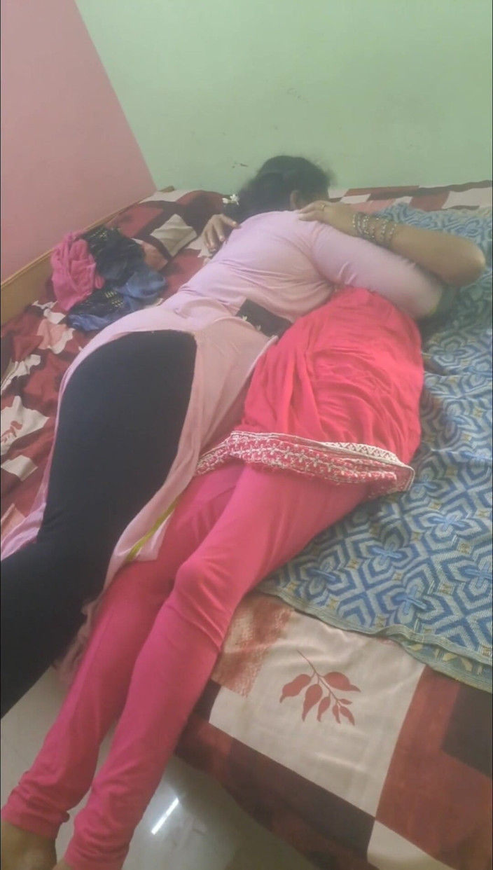 Tamil lesbian: प्रेमी द्वारा पकड़ी गई लेस्बियन आंटी