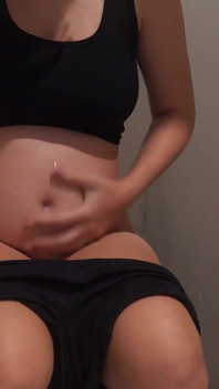 Indická těhotná dívka s velkými prsy dělá záchodový fetiš sedí na záchodě a pak prdí a masturbuje při prdění