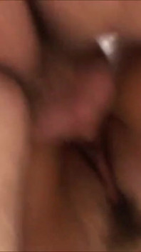 Gözlüklü seksi sarışın yakın çekimde sikini emiyor