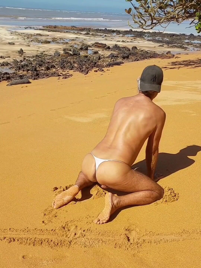 Ladysilvas: Ladysilva transvestã¤ntin zeigt ihren heißen arsch im höschen am strand