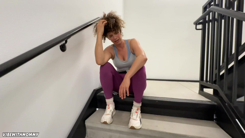 VibeWithMommy: Stiefmutter verführt fremden! Nach einer pause brauche ich einen seltsamen