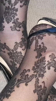 Dani ukazuje sexy nohy ve vzorových punčochách