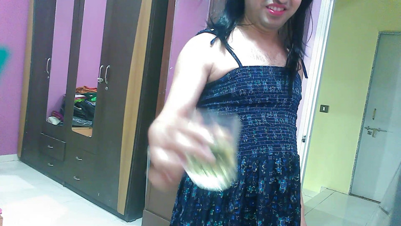 Cute & Nude Crossdresser: Transsexual efeminat sexy Femboy Sweet Lollipop se pișă într-un pahar de...