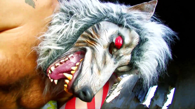 Fetish Desire: Sexy roodkapje geeft een pijpbeurt aan de weerwolf