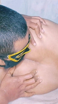 Caliente india lamiendo agujero de coño y culo