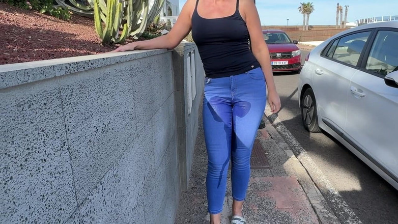 Emma Voyeur: Gadis membasahi celana jinsnya di jalan