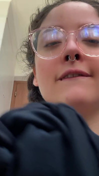 Reuzine betrapt je en laat je samen na de training haar vuile kleren ruiken