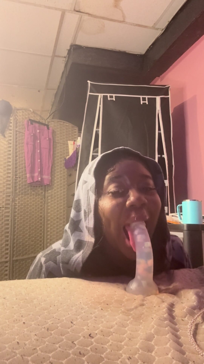 ALLIYAH ALECIA: Penis zo goed zuigen (volledige video)